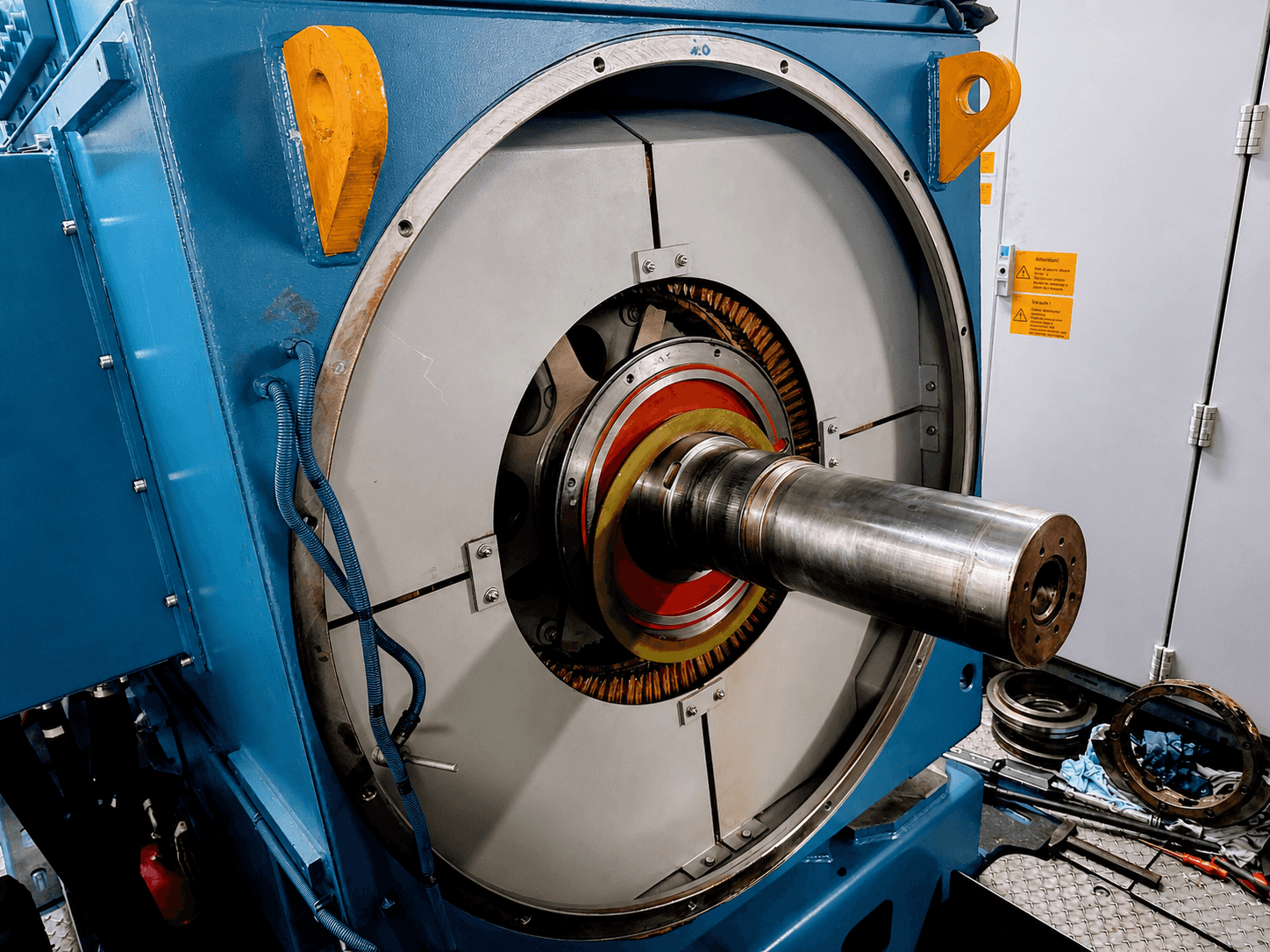 Generator turbiny wiatrowej podczas wymiany łożyska